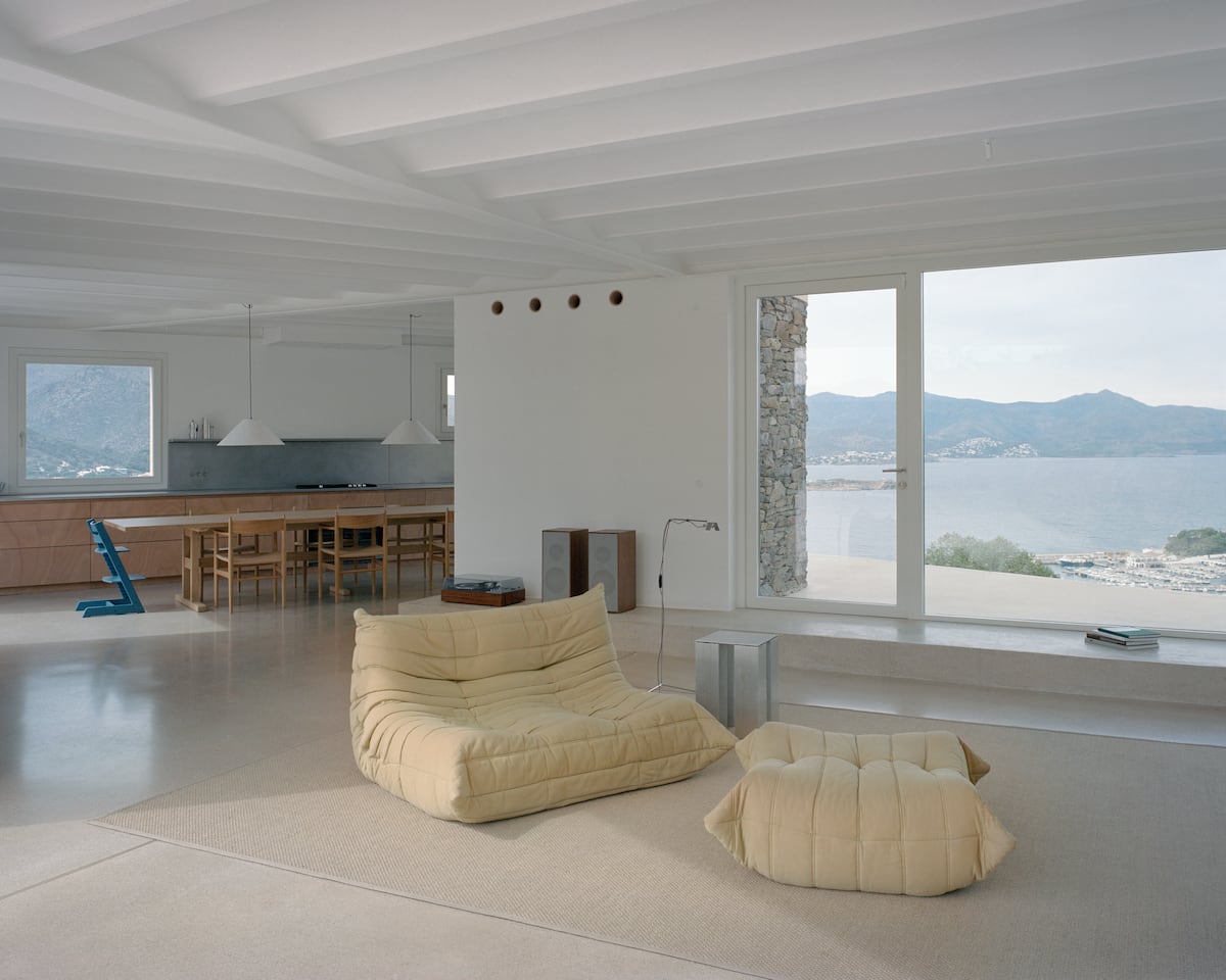 “Su topografía es desafiante y el viento no cesa”: así es la casa de 380 metros construida entre enormes rocas 