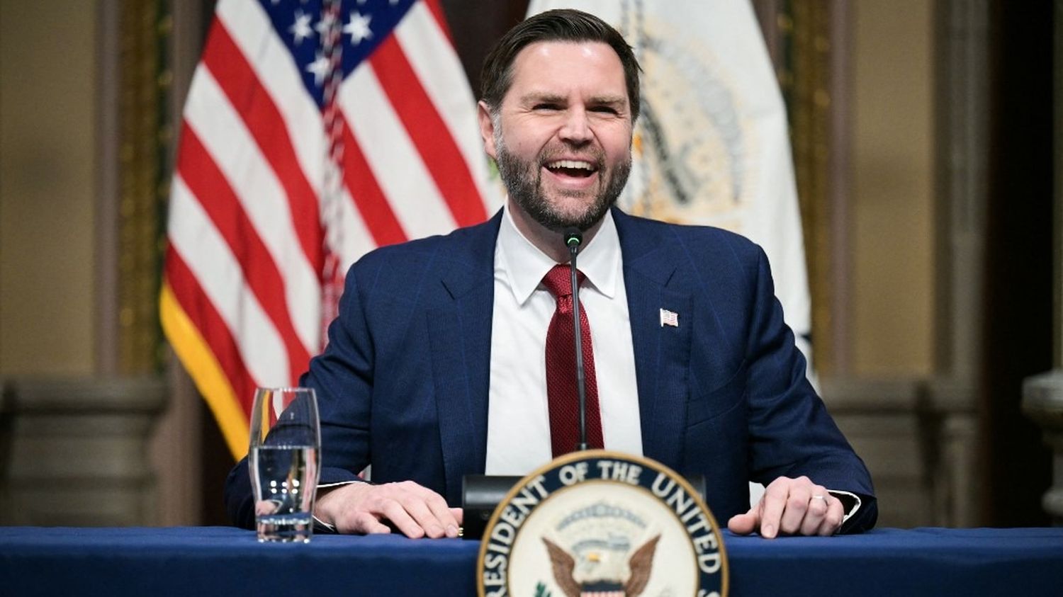 "Obsédé" par les ovnis, le vice-président américain JD Vance promet d'aller "au fond des dossiers" sur le sujet