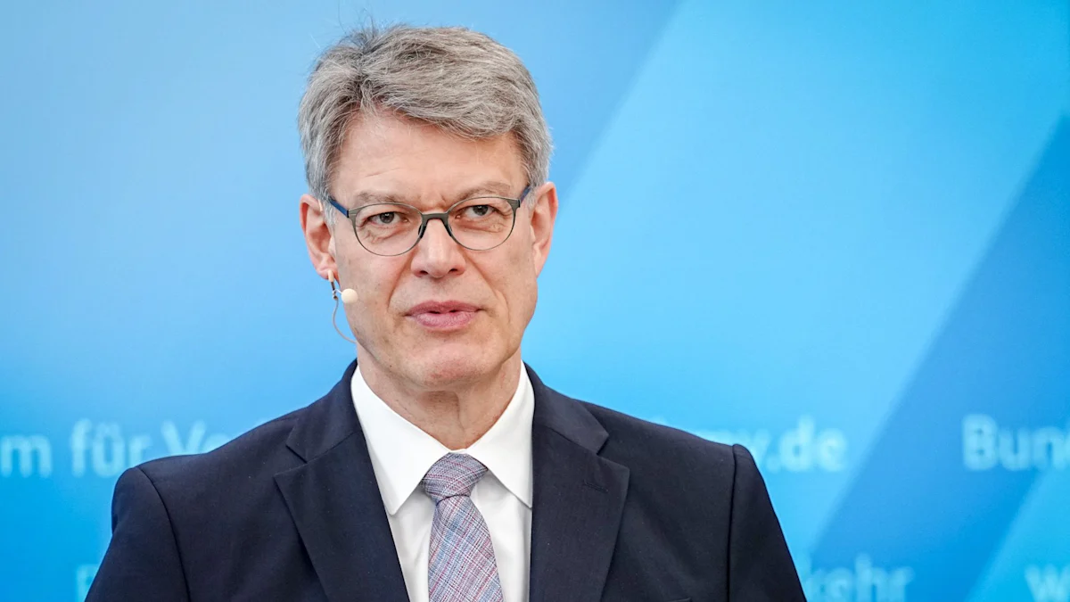 Bundespolitik: Schnieder: Zustand der Bahn geht Richtung „demokratiegefährdend“