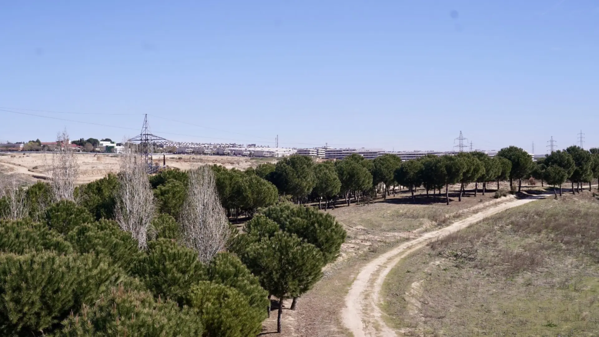 
         El arroyo de Valdebebas se recupera con una senda peatonal junto a la Solana y el refuerzo del cauce ante las crecidas 
    