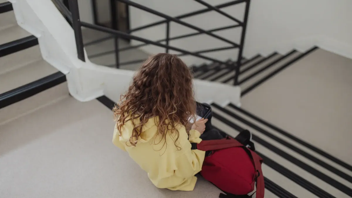 
         La historia de Kaley, la joven que ha ganado a Meta y Google en los tribunales por su adicción a las redes sociales 
    