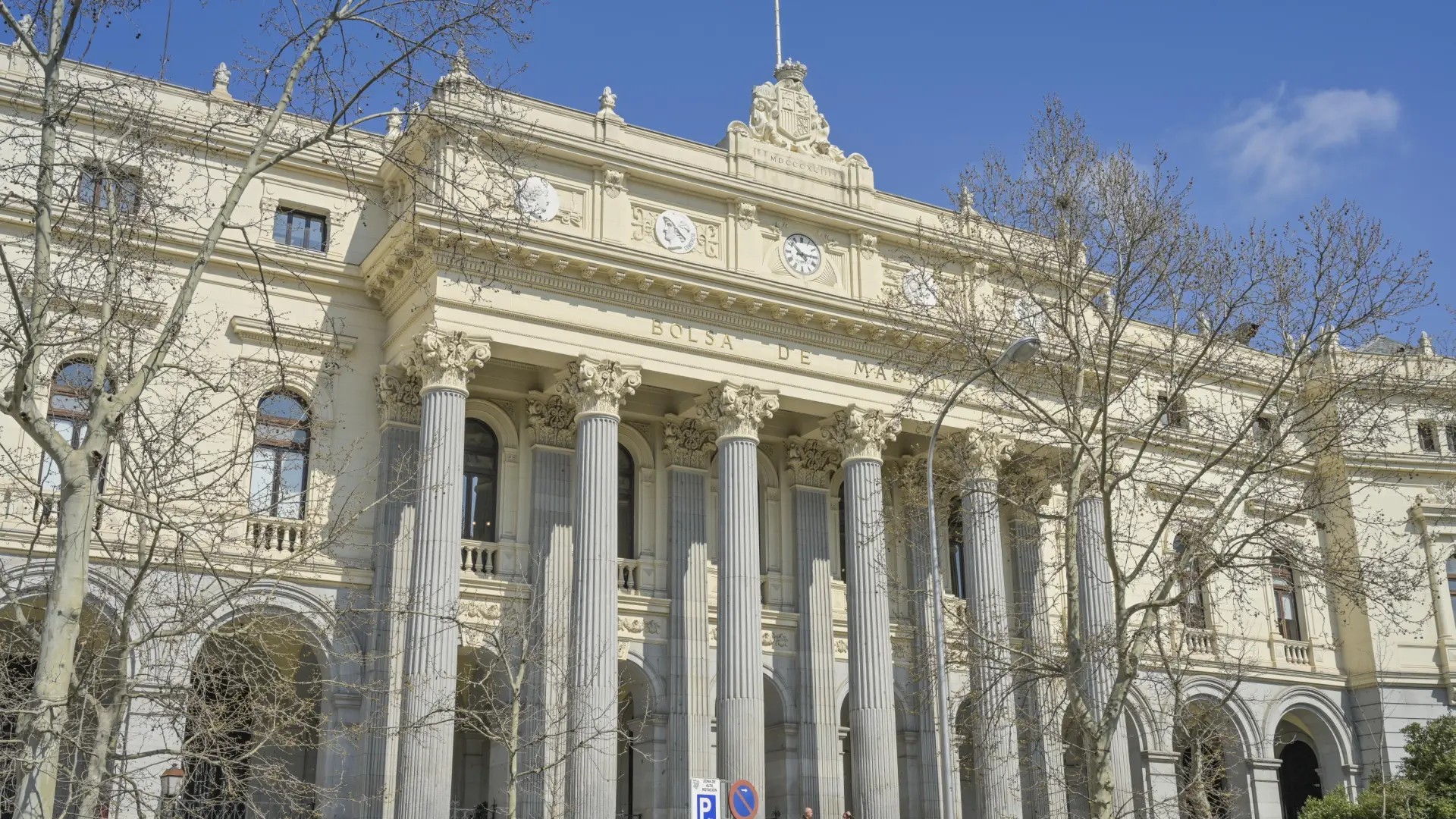 
         El Ibex 35 cae un 7% en dos semanas y pone a prueba la estrategia de comprar la caída 
    