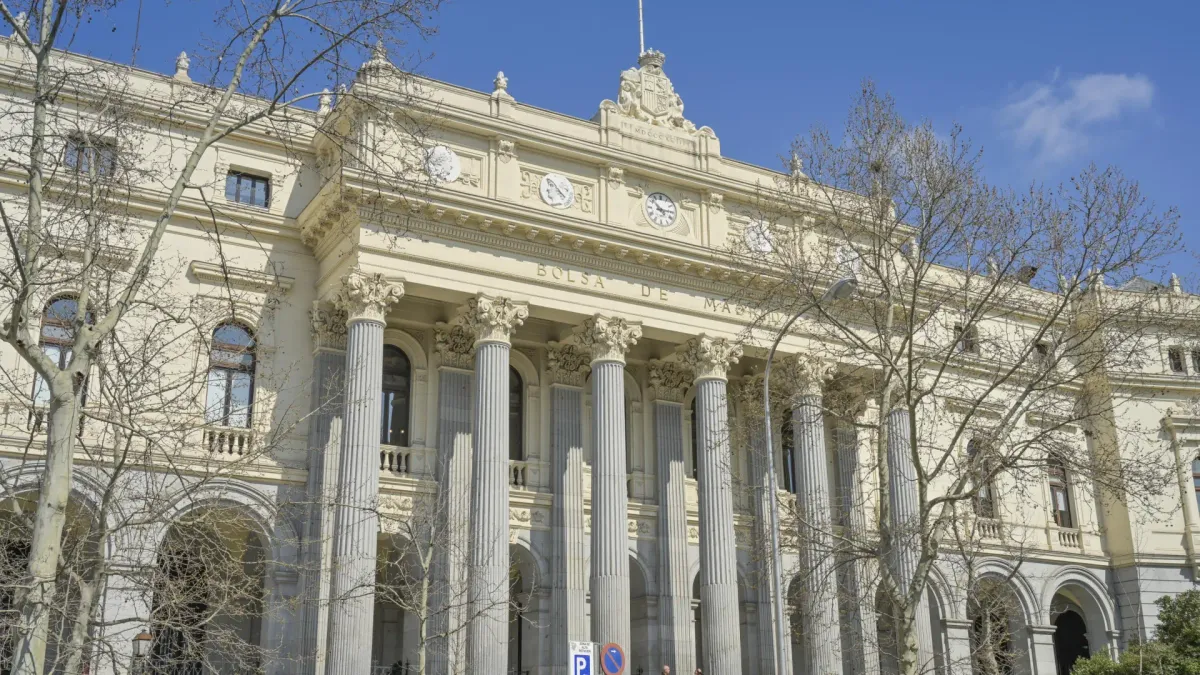 
         El Ibex 35 cae un 7% en dos semanas y pone a prueba la estrategia de comprar la caída 
    