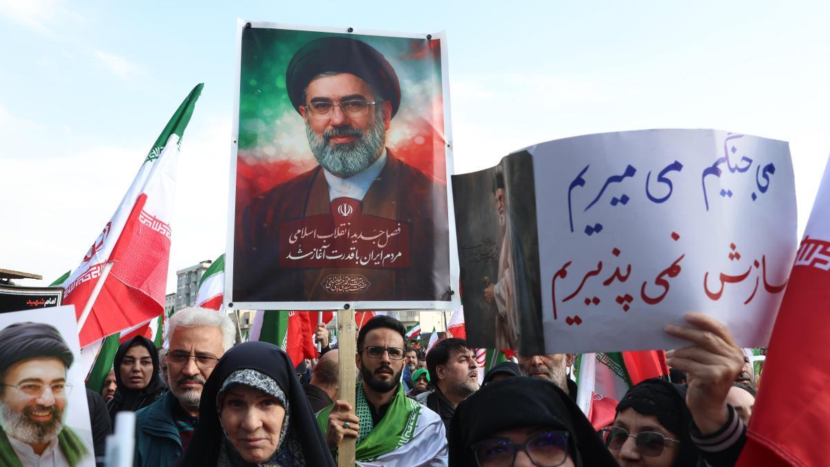 
                  Con los principales líderes muertos en Irán, ¿quién dirige ahora el país?
              