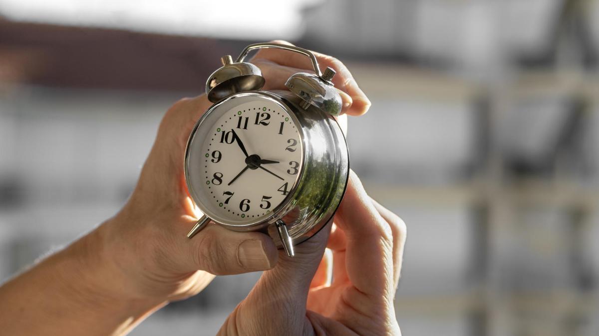 
                                El cambio de hora será en la madrugada de este sábado al domingo, cuando a las 02.00 serán las 03.00
                            