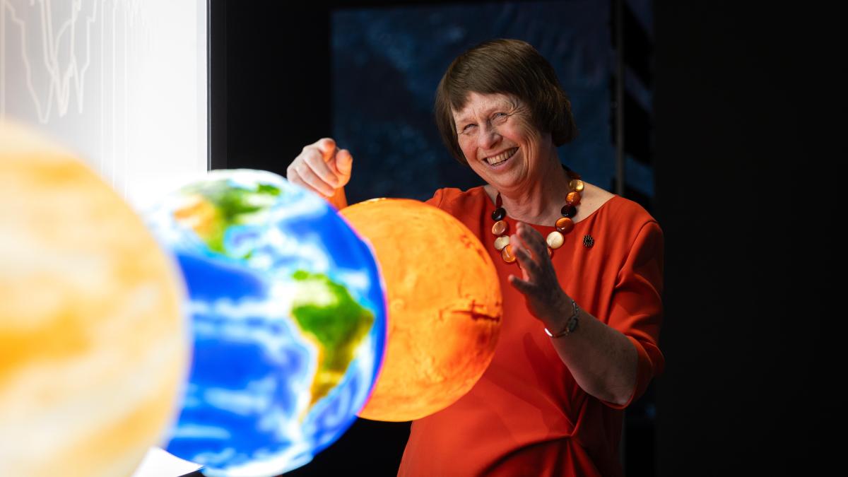 
                                                      “Mire el cielo en un telescopio y la Tierra le preocupará mucho menos”
                                                  