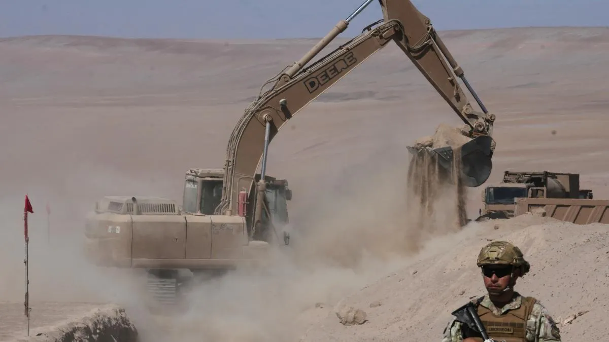 
                                                                        Kast abre una barrera de zanjas entre Chile y Perú para declarar la guerra a la migración irregular
                                                                    