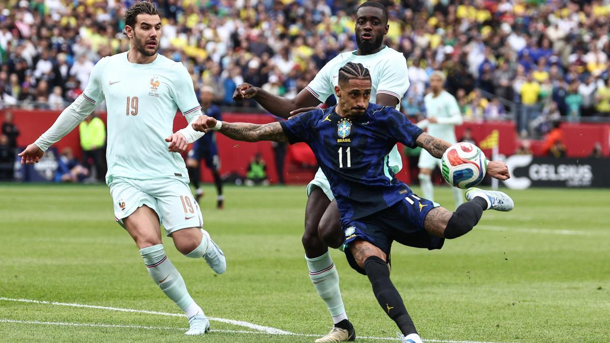 
                                                                                                    Raphinha se rompe y se perderá la eliminatoria de la Champions ante el Atlético
                                                                                                