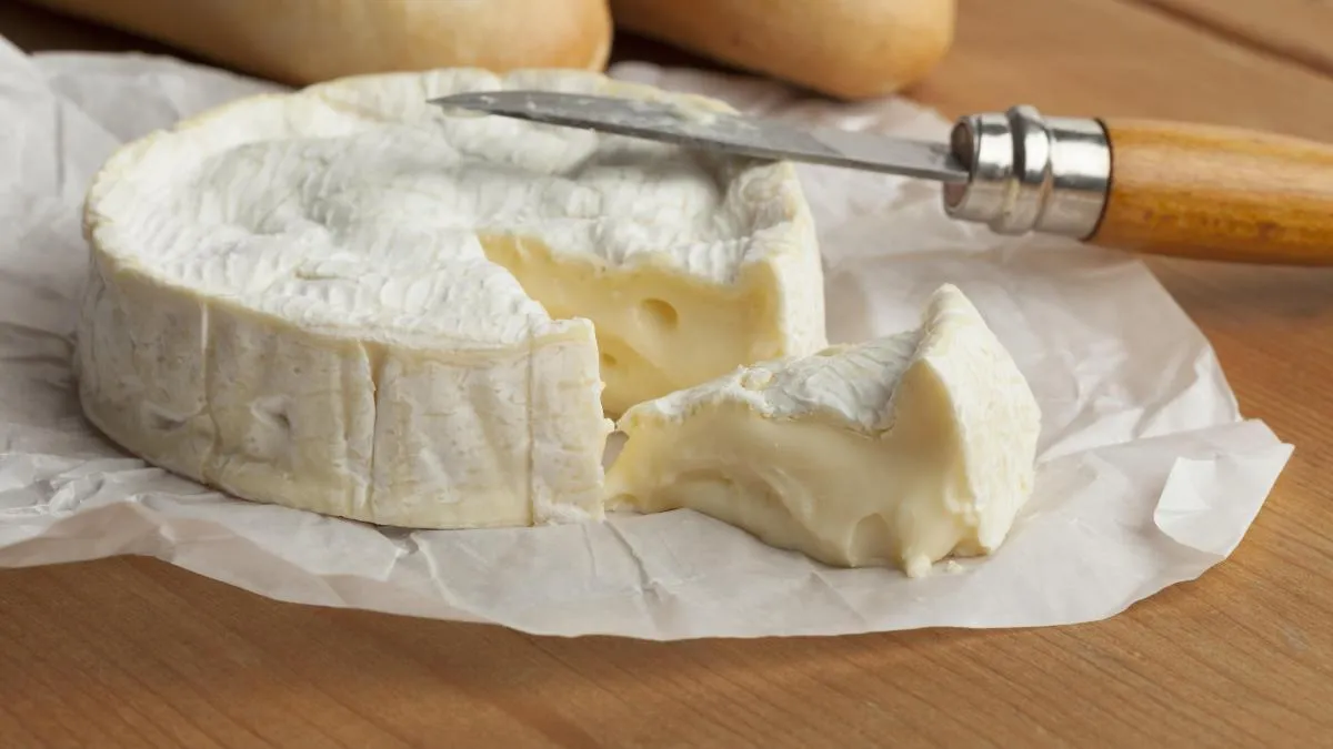 Consumo alerta de la venta de queso Camembert con E. coli en Madrid y Catalunya