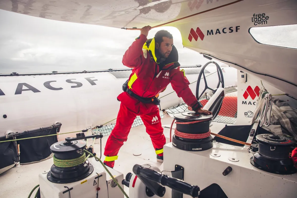 Guirec Soudée, premier navigateur à boucler un tour du monde à l’envers, en solitaire et en multicoque
