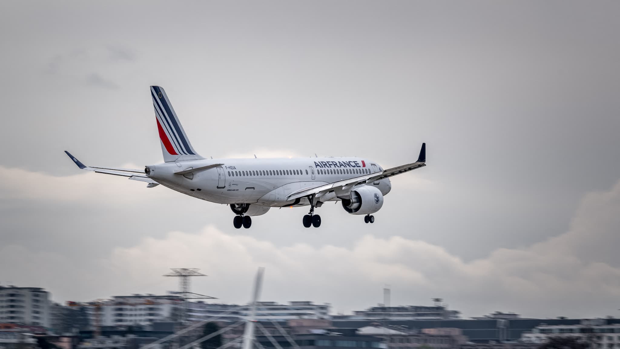 Ça y est, le dernier jour d'Air France à Paris-Orly est arrivé: le dernier avion au logo tricolore atterrira samedi soir sur l'aéroport parisien ; la compagnie se recentrera sur Paris-Charles de Gaulle