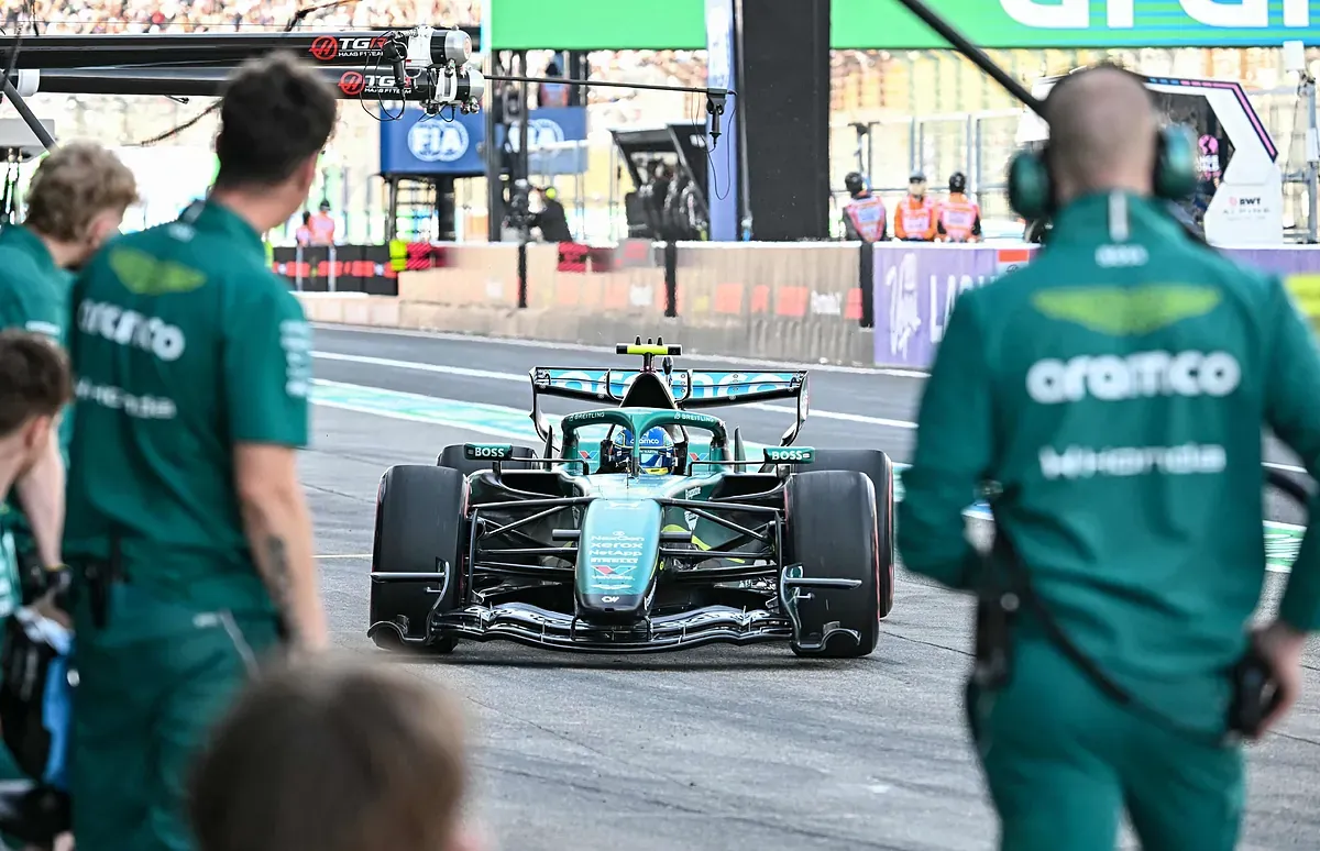 Parches para que el Aston Martin de Alonso deje de temblar: "Hay que elegir entre la salud del piloto o terminar la carrera"