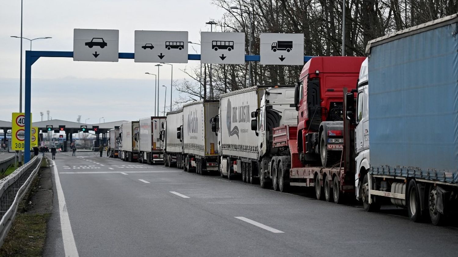 "Si ça continue, dans cinq ou six mois, j'arrête" : sur l'A7, les routiers se mobilisent face à la hausse des prix du carburant