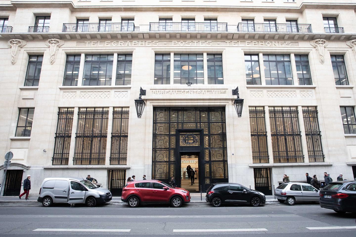 La Bank of America visée par une tentative d’attentat à Paris, un engin explosif artisanal déposé devant l’établissement