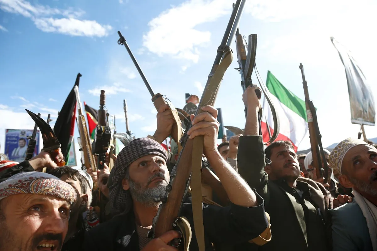 Los hutíes de Yemen se suman a la guerra en Oriente Próximo y amenazan con bloquear el mar Rojo