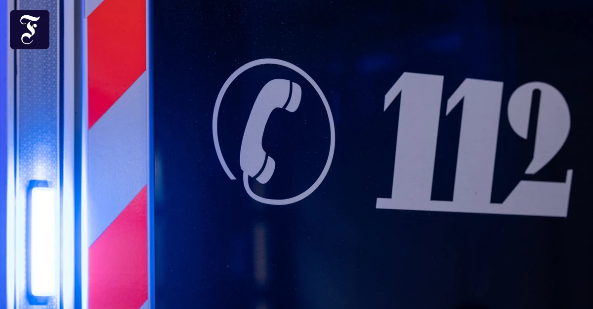 Auto prallt gegen Baum: Zwei Jugendliche nach Verkehrsunfall schwer verletzt