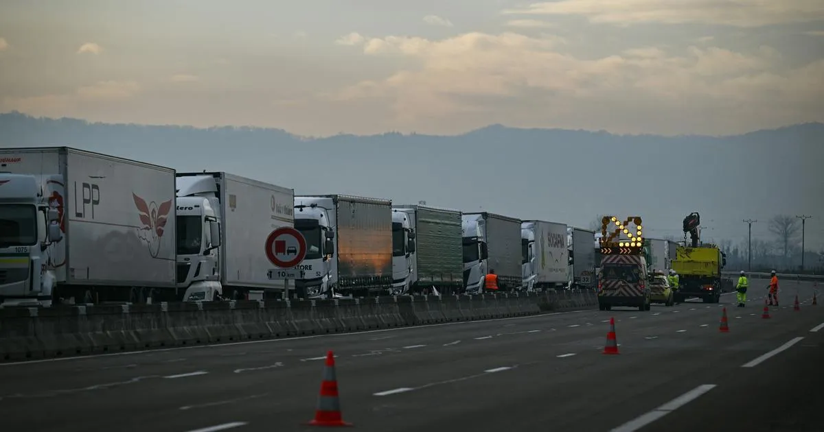 «C’est un début, mais ce n’est pas assez» : malgré l’aide de l’État, les routiers manifestent contre la hausse des carburants sur l’A7