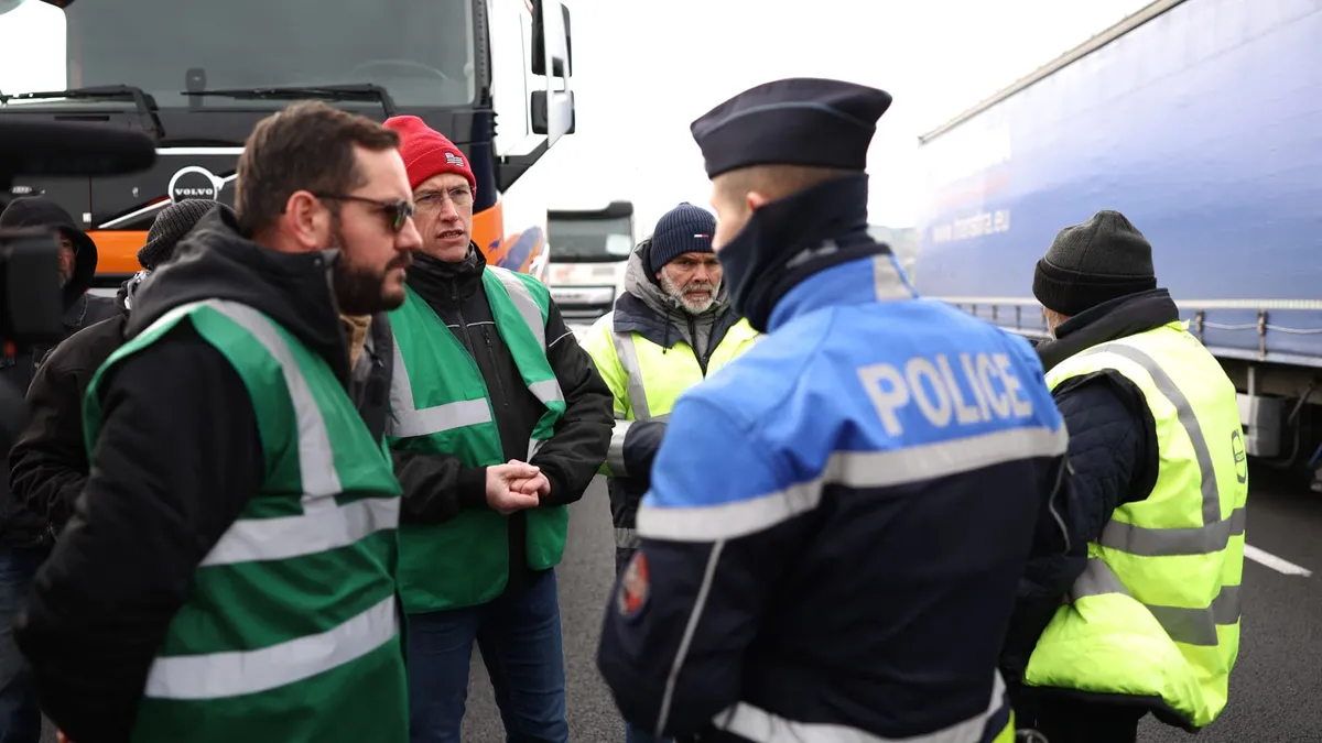 "Nos entreprises sont exsangues, si rien n'est fait elles vont crever": sur l'A7, les transporteurs routiers exigent "la même aide qu'en 2022" et annoncent d'autres actions
