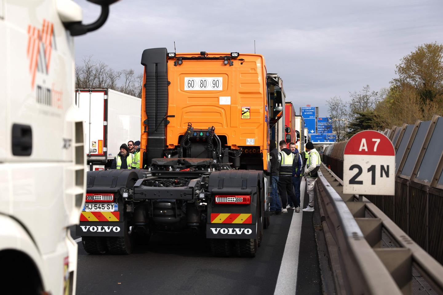 Hausse des prix du carburant : au sud de Lyon, des routiers ont mis en place un barrage filtrant de l’autoroute A7 pour protester