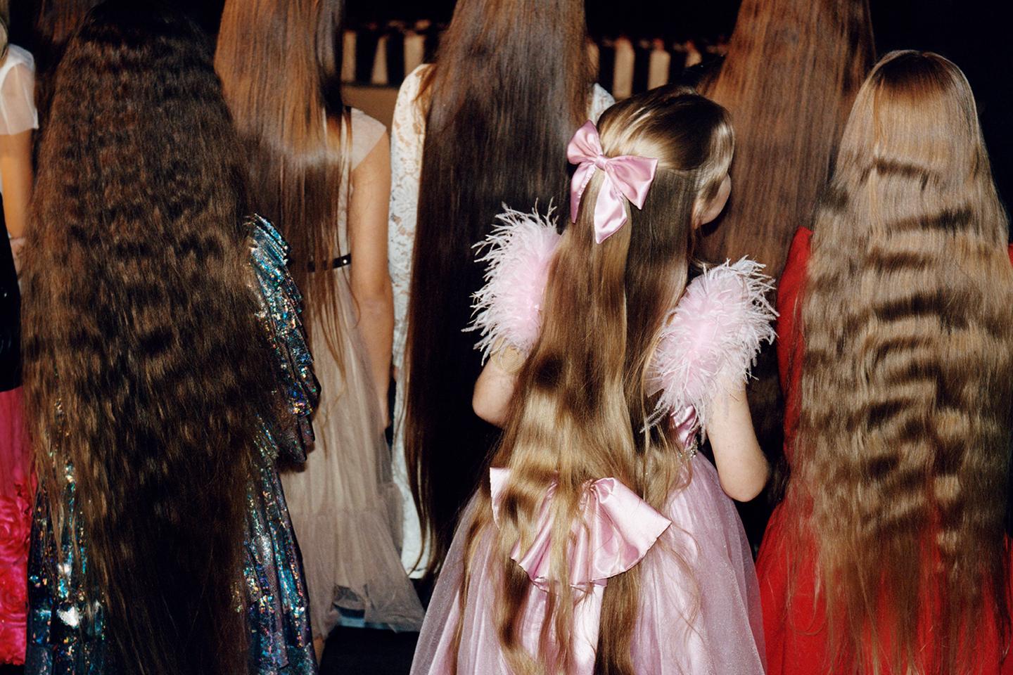 En Lituanie, l’éloge des cheveux longs dans l’objectif de Francesca Allen