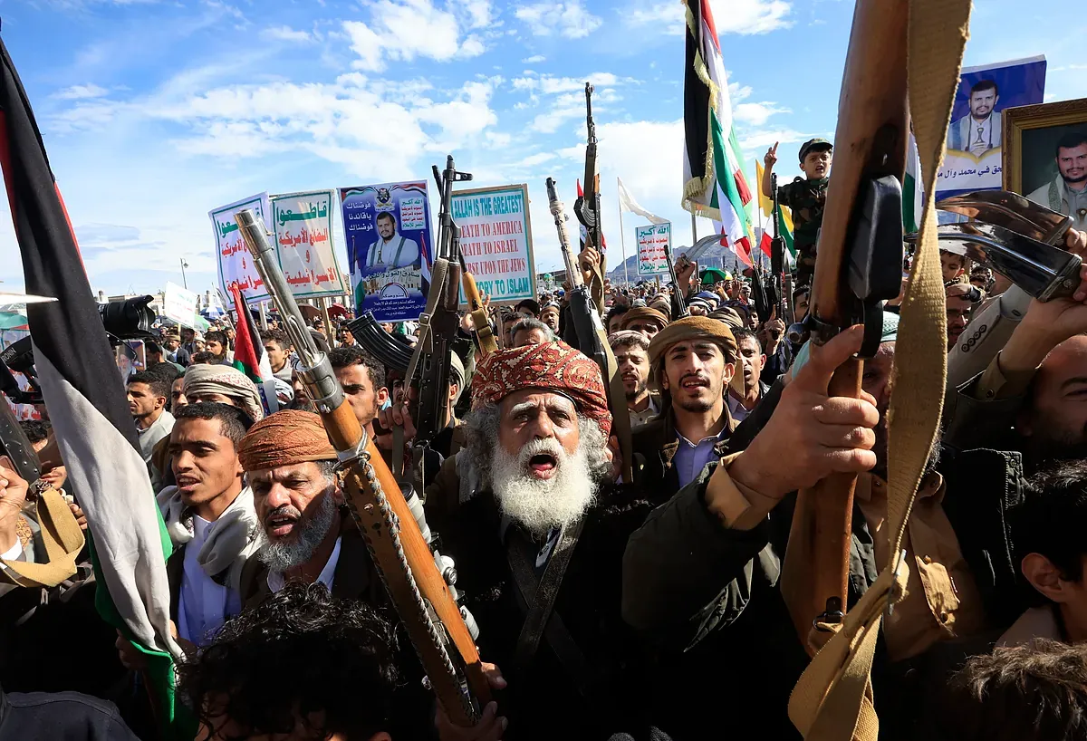 Los hutíes entran en la espiral de ataques contra Israel  y no descartan cerrar el Estrecho de Bab el Mandeb