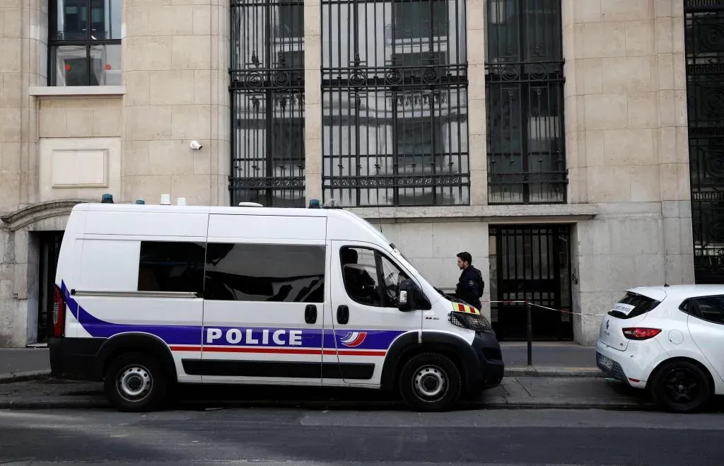 La policía de París frustra "una acción terrorista" frente a una sede del Banco de América