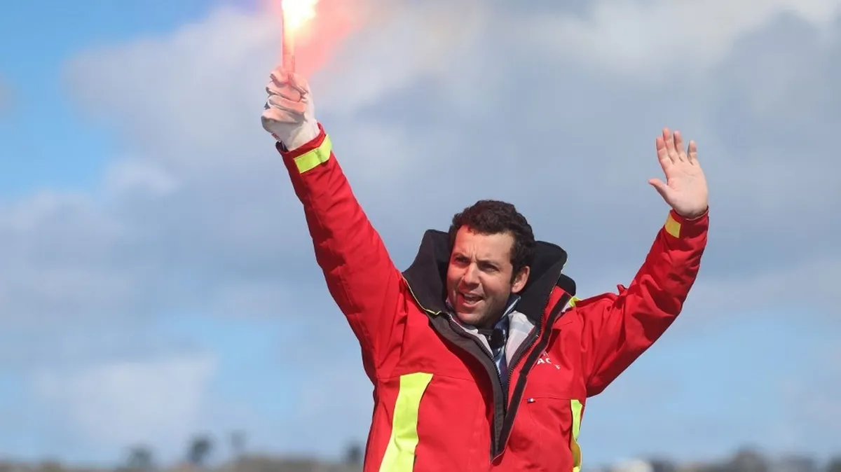 Voile : "Quand j'ai passé la ligne, j'ai eu les larmes aux yeux", déclare Guirec Soudée, devenu le skipper le plus rapide dans un tour du monde à l'envers