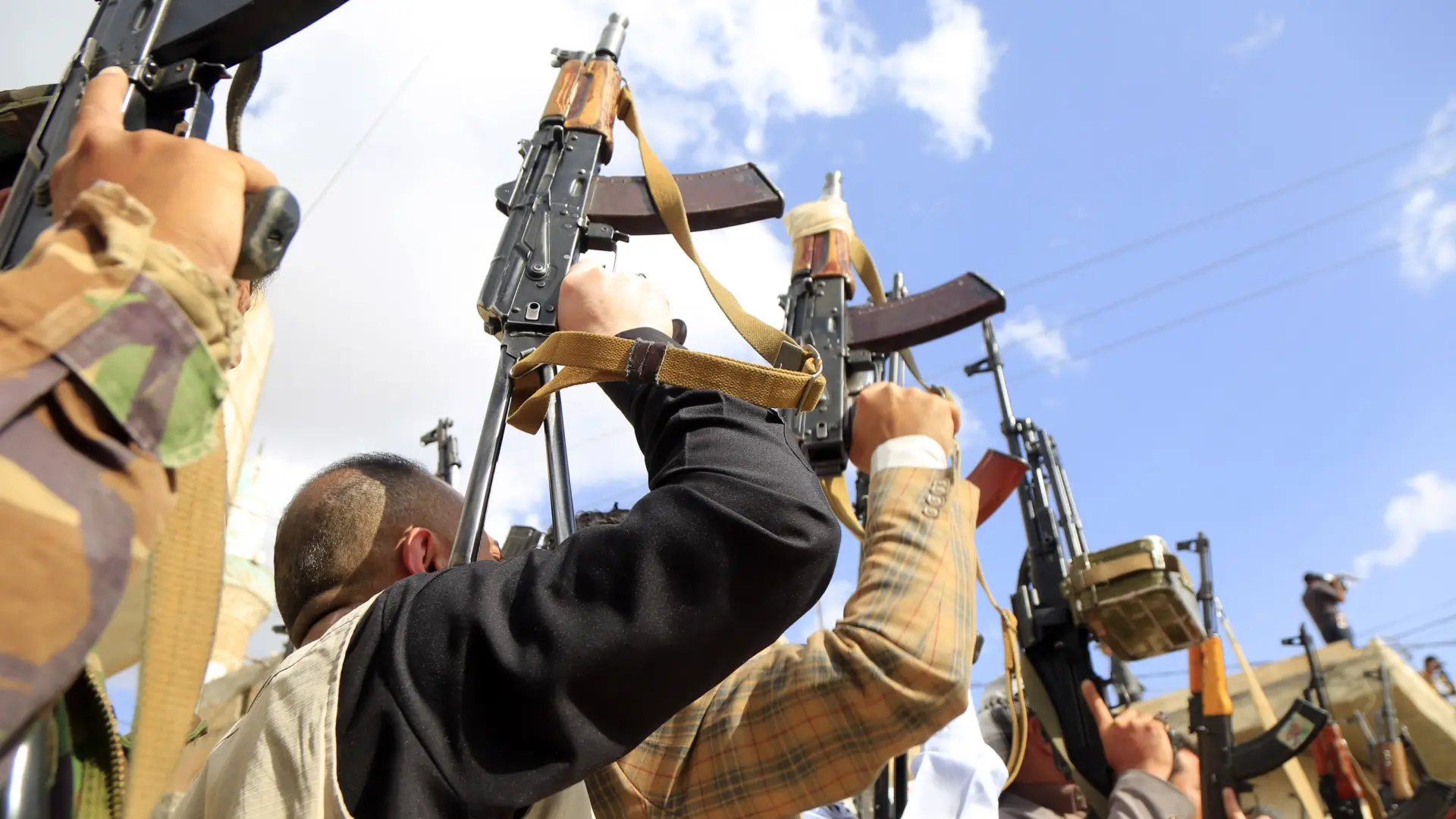 
         Los hutíes entran en la guerra de Oriente Medio: atacan Israel, amenazan con bloquear el mar Rojo y agravar la crisis energética 
    