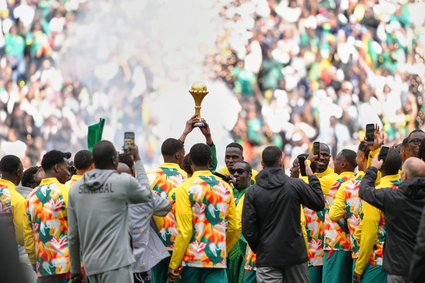 Le Sénégal présente le trophée de la CAN au Stade de France, devant la diaspora rassemblée pour célébrer les « seuls champions d’Afrique »