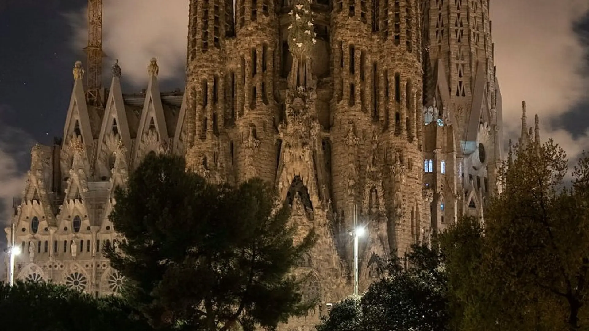 
         La Cibeles, la Sagrada Familia y la Torre del Oro apagan sus luces en la Hora del Planeta 
    