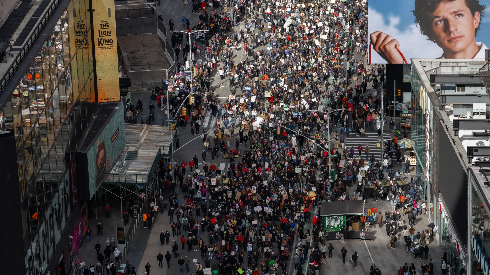 
         Cientos de miles de personas toman las calles de EEUU en las mayores protestas 'No Kings' contra Trump, la guerra en Irán y el ICE 
    