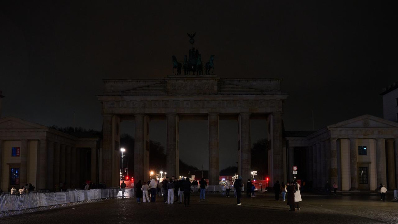 Brandenburger Tor im Dunkeln - "Earth Hour" für mehr Klimaschutz