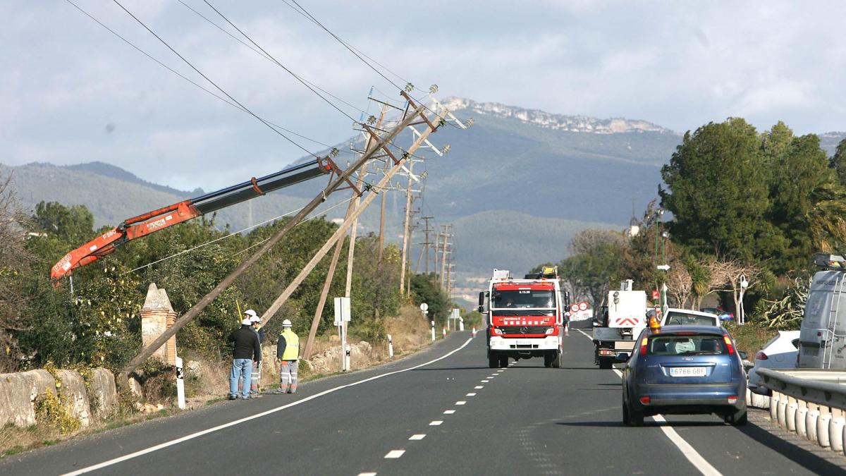 Protecció Civil envía una alerta a seis comarcas y se cortarán tramos de la R3 y la R11 por el viento