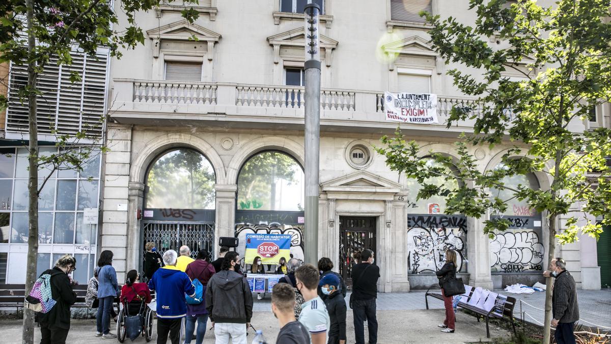 
                                           Barcelona reparte por fin las llaves de unas viviendas que compró en el 2015
                                       