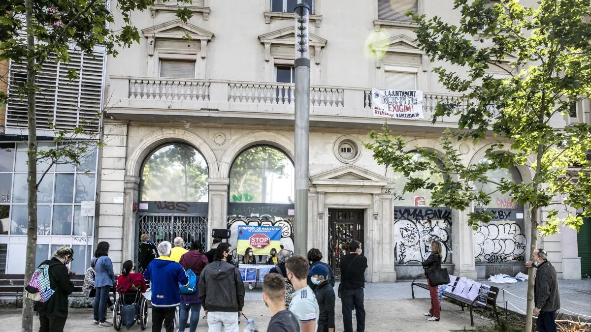 
                                           Barcelona reparte por fin las llaves de unas viviendas que compró en el 2015
                                       