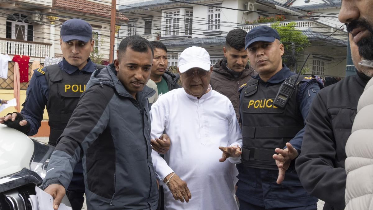 
                                                                           La matanza de estudiantes en septiembre lleva a la detención del primer ministro KP Oli
                                                                       