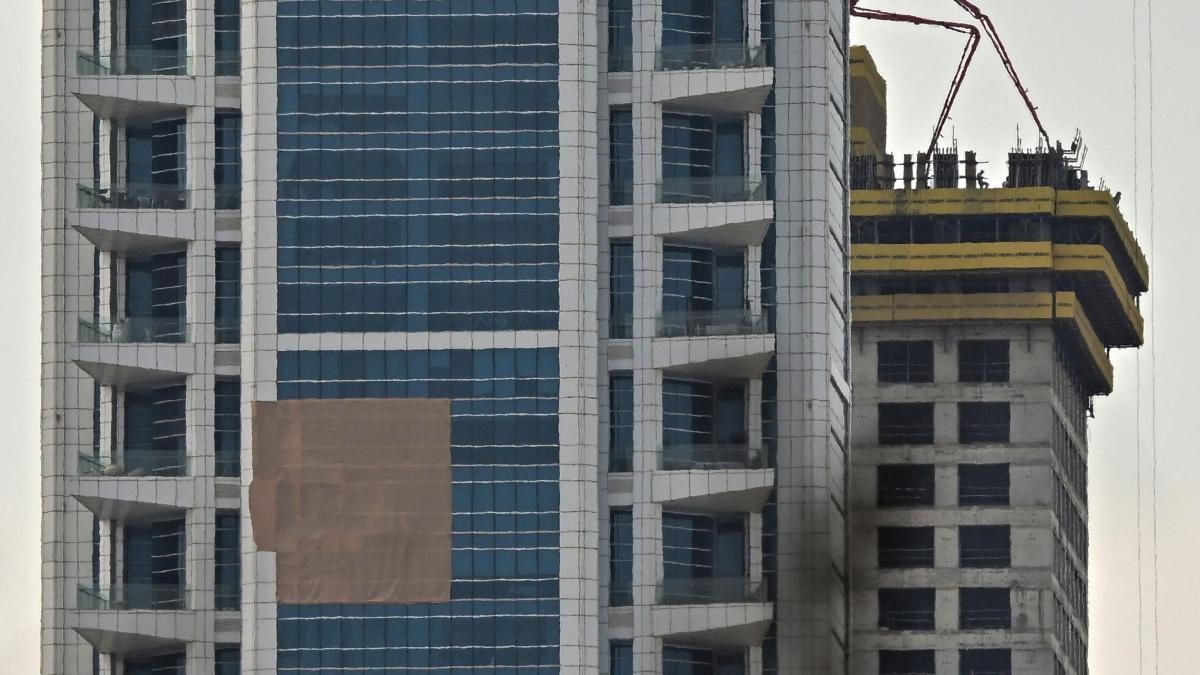 
                                                                                        Los drones iraníes amenazan con pinchar la burbuja inmobiliaria de los emiratos
                                                                                    