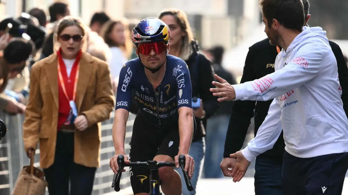 Tom Pidcock abandona la Volta después de su caída del viernes