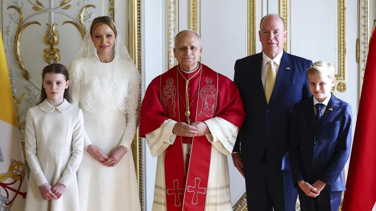 La princesa Charlene utiliza el privilegio del blanco en la histórica visita de León XIV en Mónaco