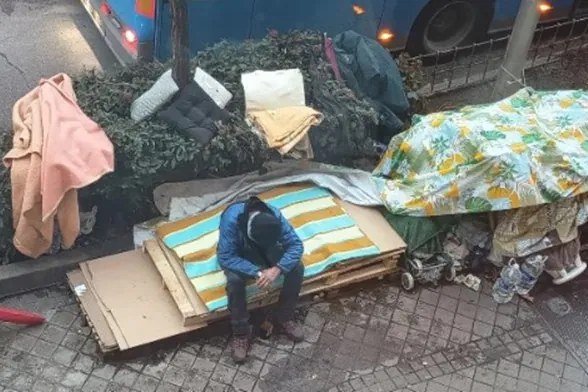 Preocupación vecinal en Arganzuela por la situación de las personas sin hogar: "Ha ocupado cuatro metros en plena calle Acacias donde orina, defeca y se masturba... Es un problema de salud pública"