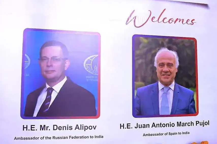 El embajador español en India, investigado por Exteriores, se va a un acto con su homólogo ruso