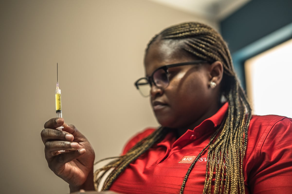 Tras los primeros pasos en África del fármaco revolucionario que puede acabar con el sida: “No consigo protegerme porque ellos no quieren usar condón”