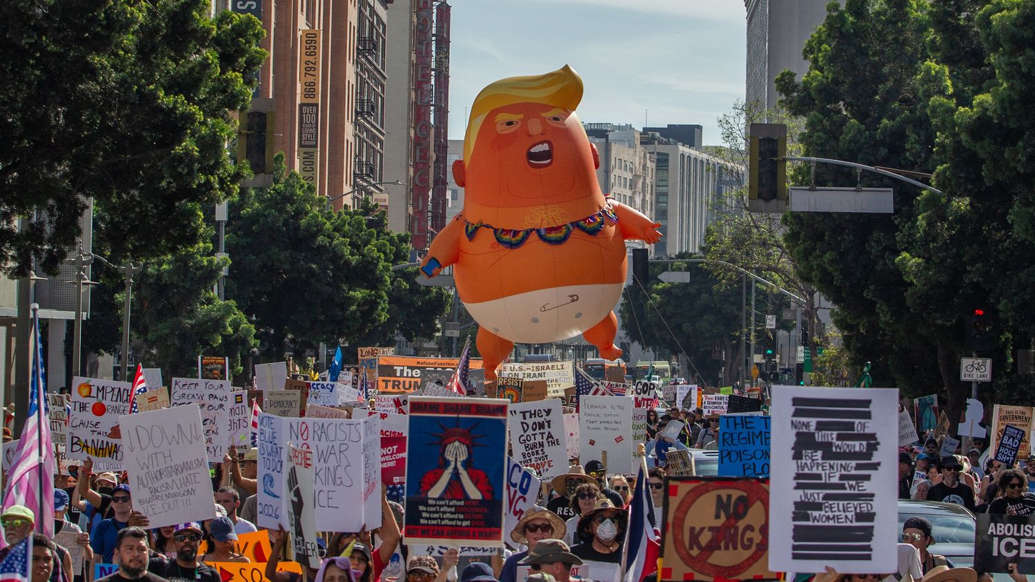 "La situation n'est pas normale" : plusieurs millions de manifestants à travers les Etats-Unis pour protester contre Donald Trump