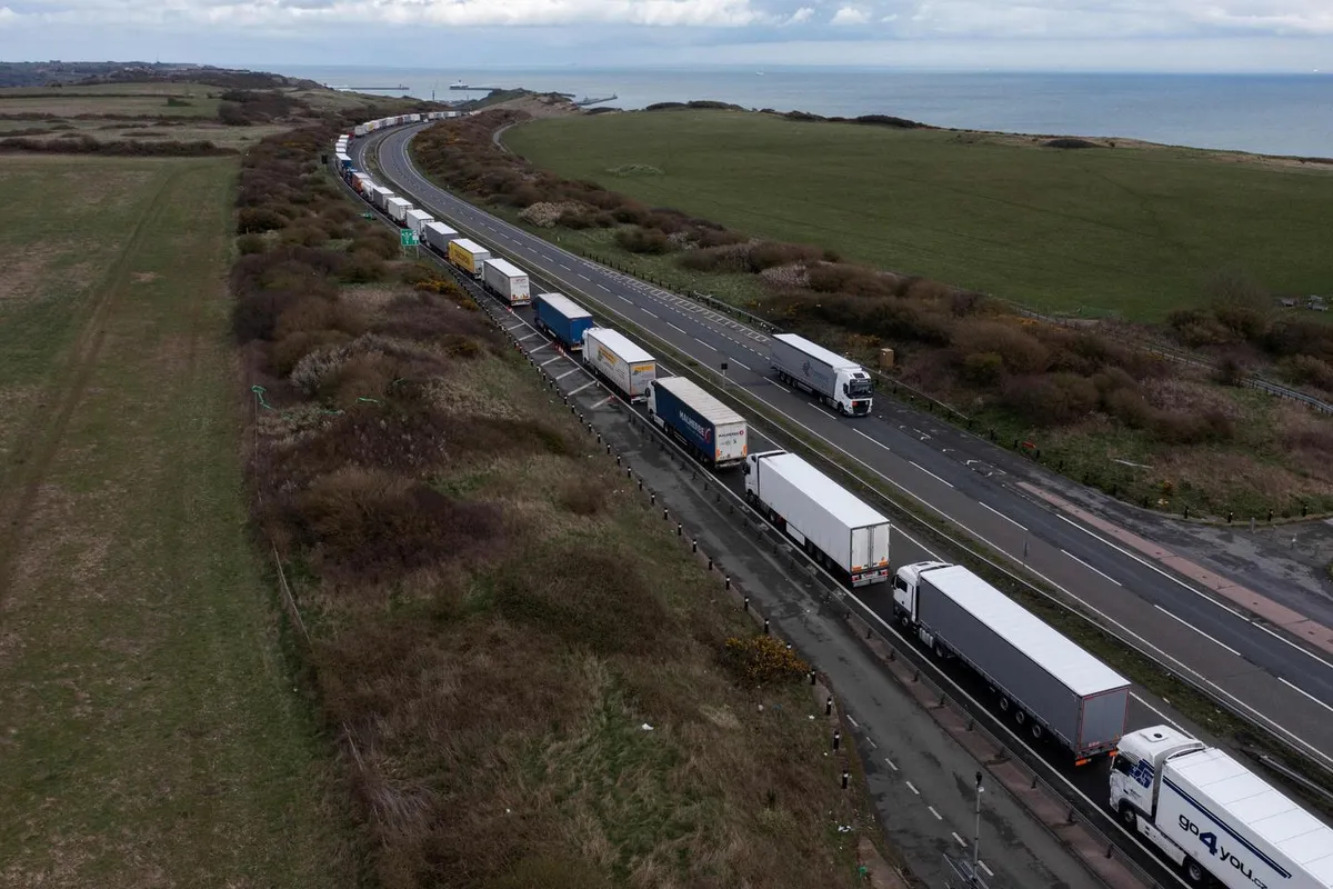 « Dans six mois, on met la clé sous la porte » : à Clermont-Ferrand, routiers et agriculteurs manifestent leur colère face à la hausse des prix des carburants