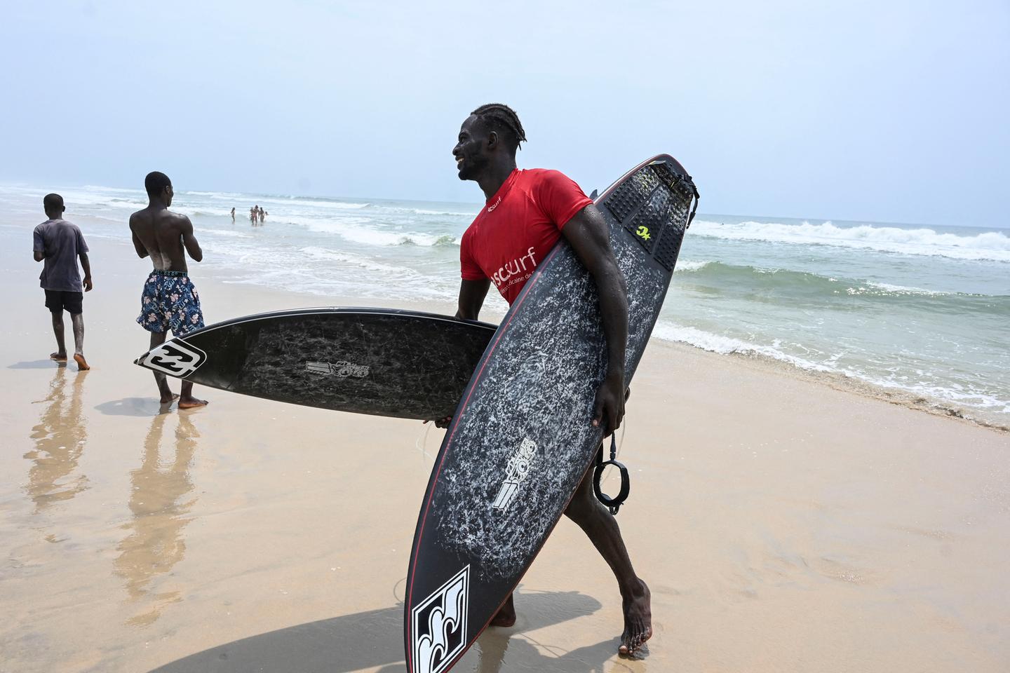« Des touristes paient une fortune pour aller à Bali, alors que les conditions sont comparables ici » : en Côte d’Ivoire, le surf se fraie lentement un chemin
