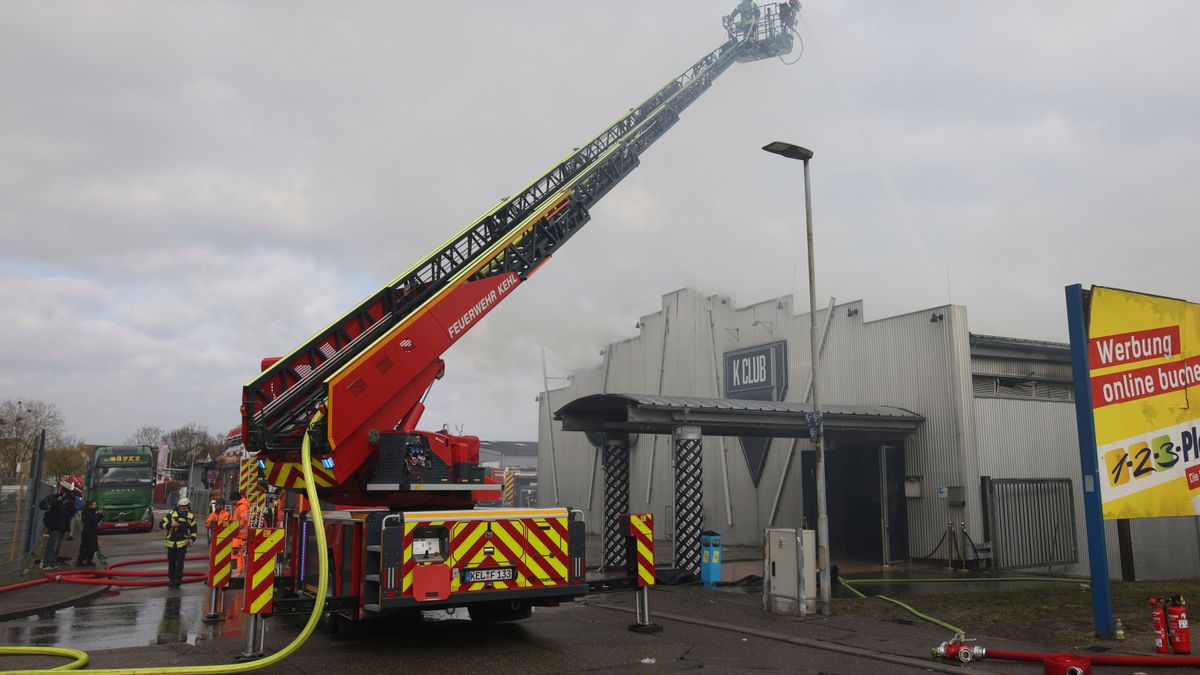 Kehl in Baden-Württemberg: Feuer in Club - 750 Partygäste fliehen aus brennender Discothek