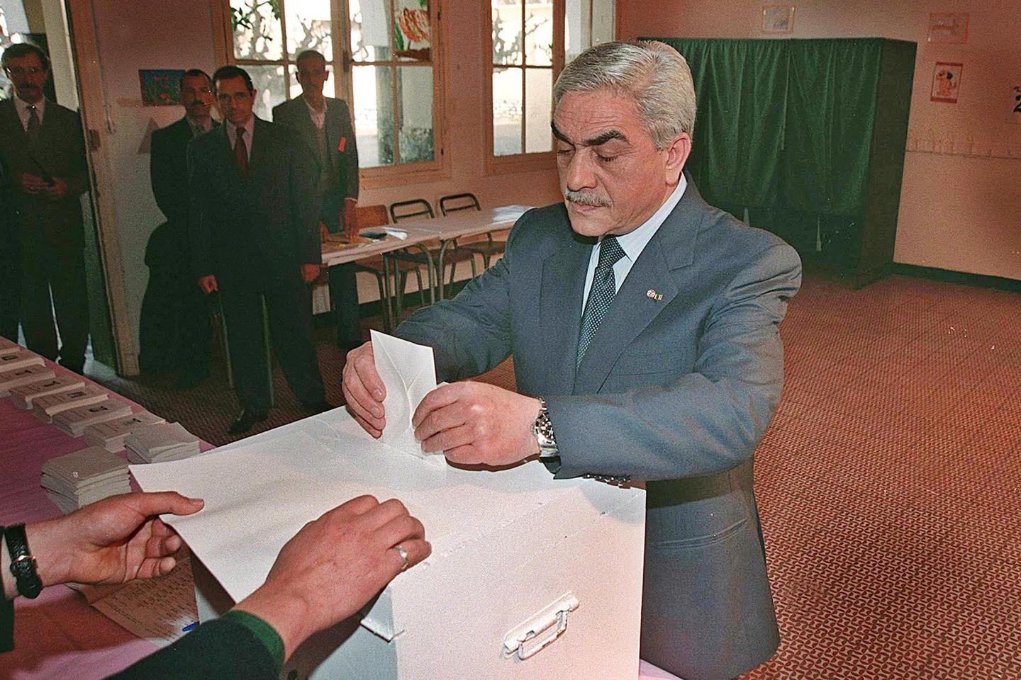 Liamine Zéroual, ancien président et visage de l’Etat algérien durant la « décennie noire », est mort