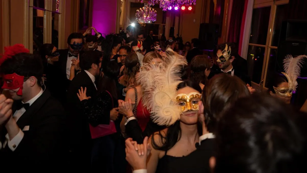 
                                                       Baile de máscaras y relevo generacional en el Cercle del Liceu
                                                   