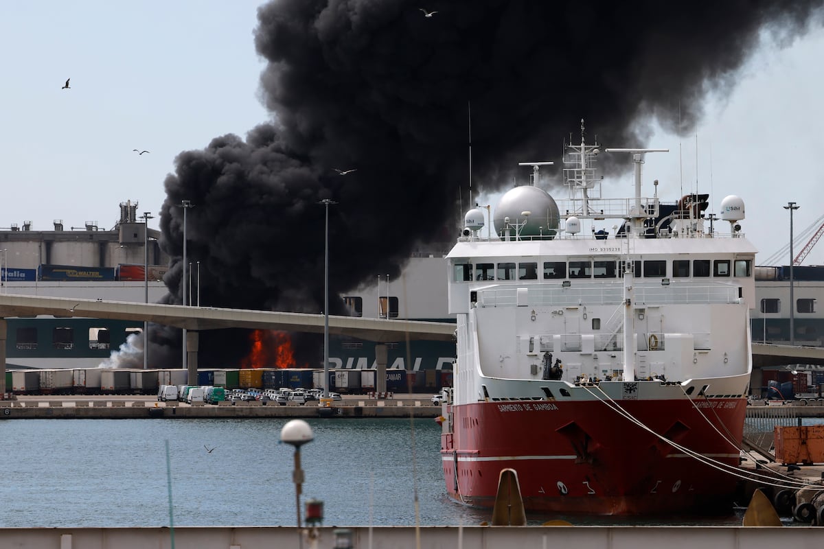 Un incendio en el puerto de Barcelona causa una gran humareda