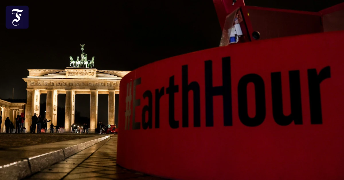 BERLIN: Earth Hour: Brandenburger Tor für eine Stunde dunkel